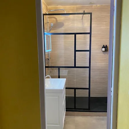 & Standing, Traversant Avec Parking - Lits 180 King Size Et 160 Queen Size - Linge De Lit Et De Toilette Inclus Bagneres-de-Luchon