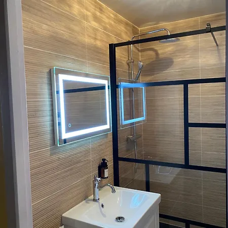 Apartment & Standing, Traversant Avec Parking - Lits 180 King Size Et 160 Queen Size - Linge De Lit Et De Toilette Inclus Bagneres-de-Luchon