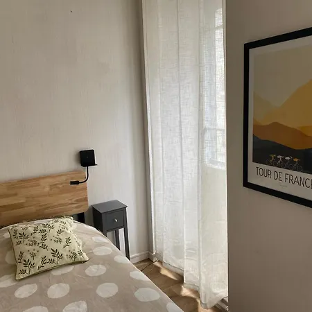 & Standing, Traversant Avec Parking - Lits 180 King Size Et 160 Queen Size - Linge De Lit Et De Toilette Inclus Apartment Bagneres-de-Luchon